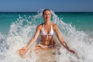 Vízparton hűsölsz? Használd ki a víz erejét a jógában is!
